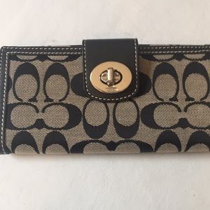 Coach Signature Turnkey, Snap Back Wallet